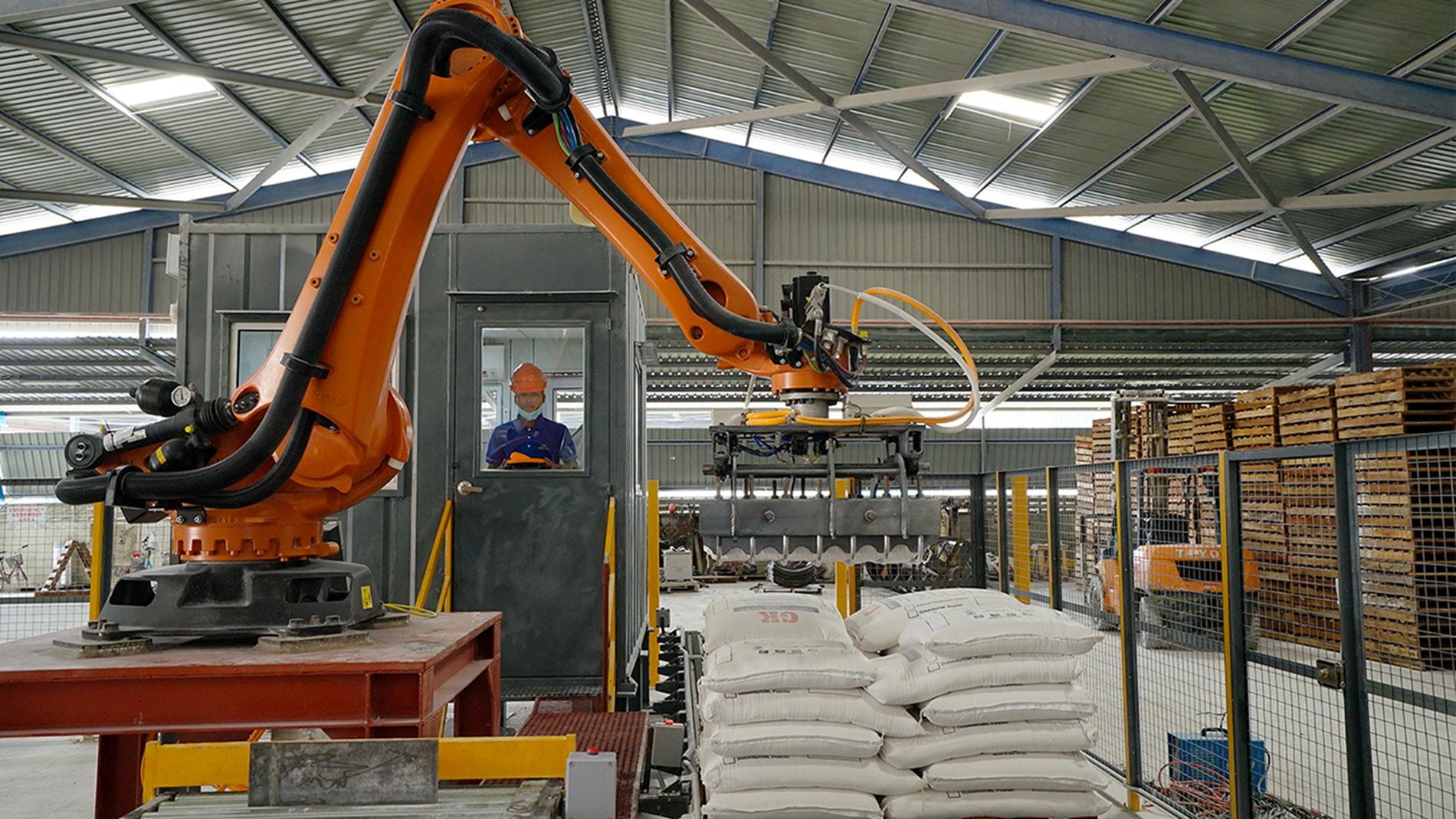 KUKA 重载型机器人帮助中小企业执行堆垛作业